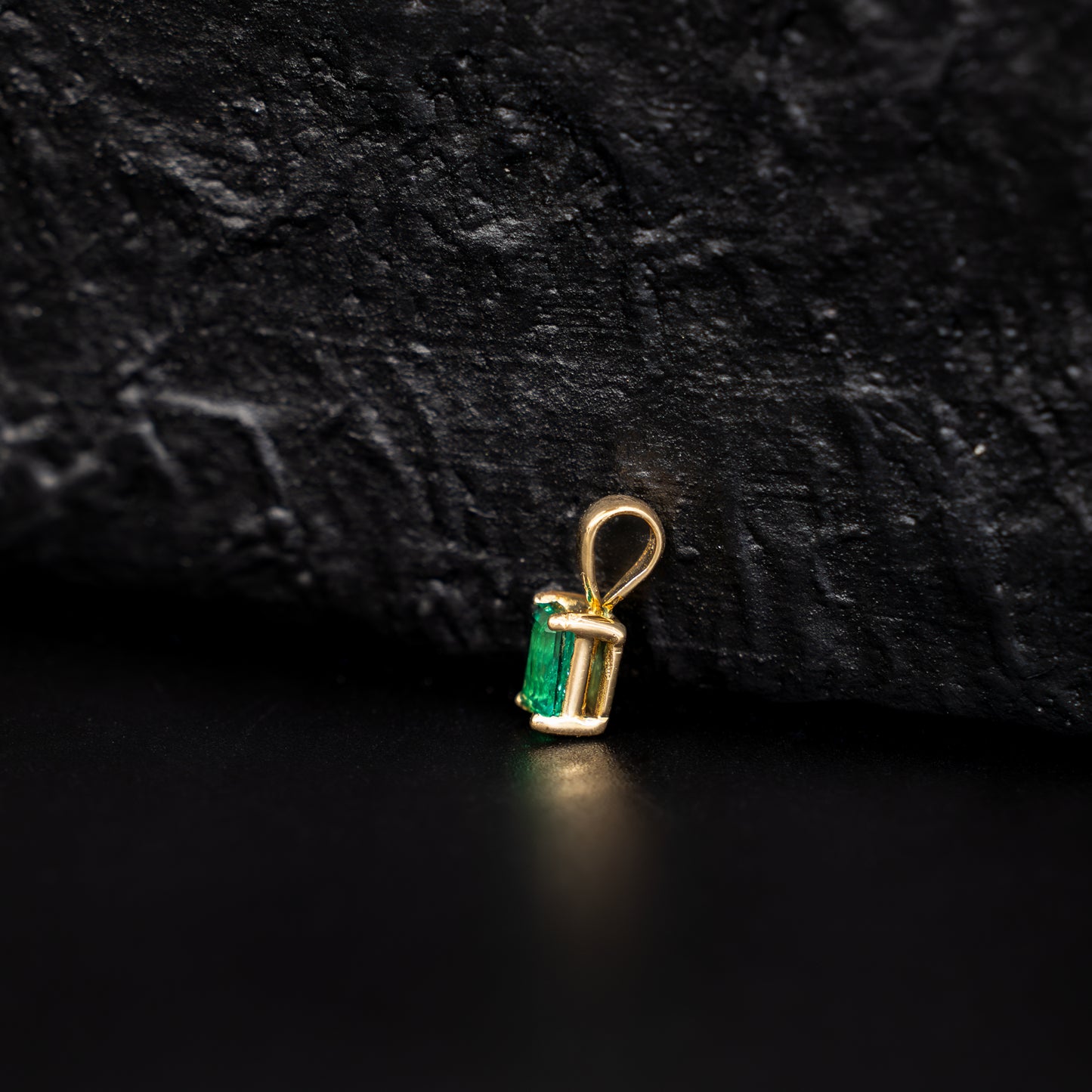 Pendant with 0.38ct Colombian Emerald - 18k Yellow Gold