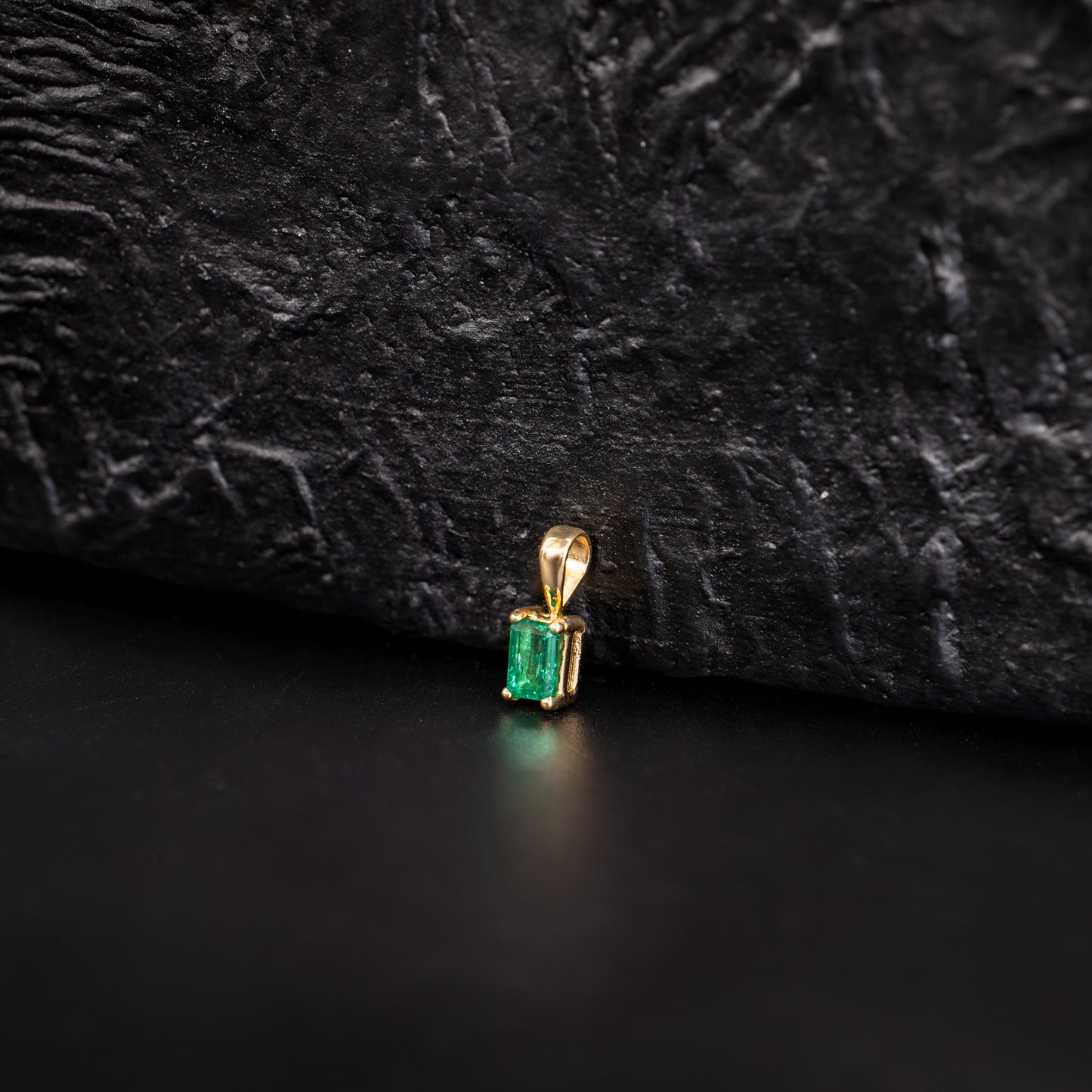 Pendant with 0.38ct Colombian Emerald - 18k Yellow Gold