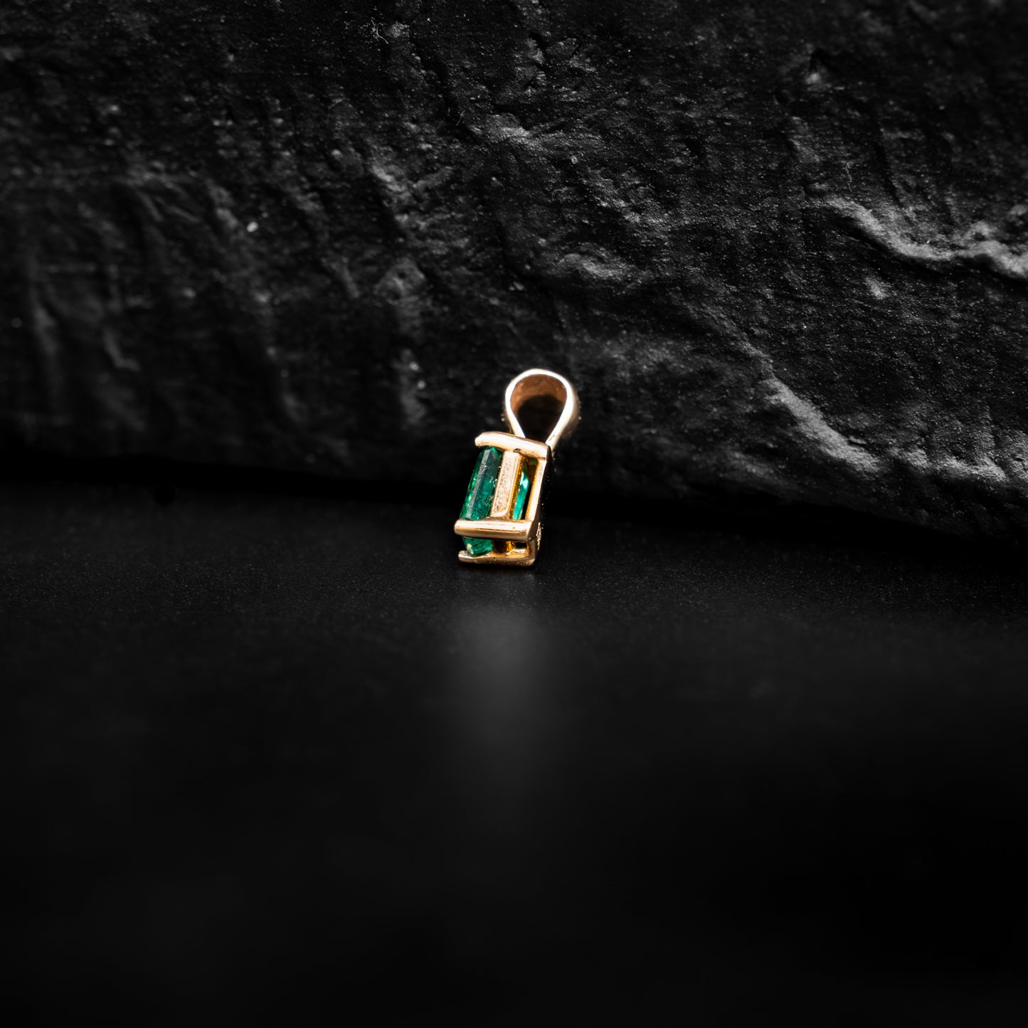 Pendant with 0.38ct Colombian Emerald - 18k Yellow Gold