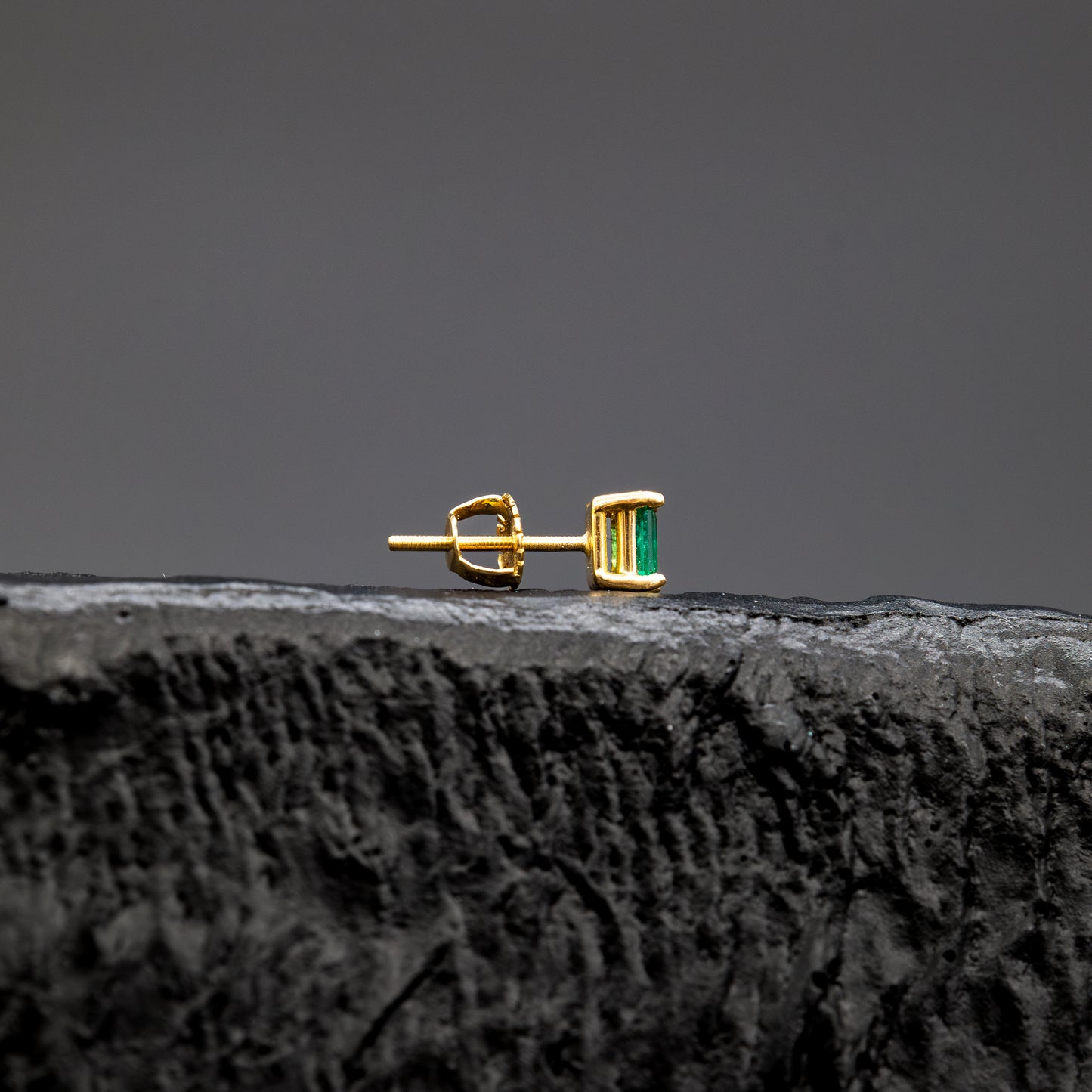Studs with 0.50ct Colombian Emeralds - 18kt Yellow Gold