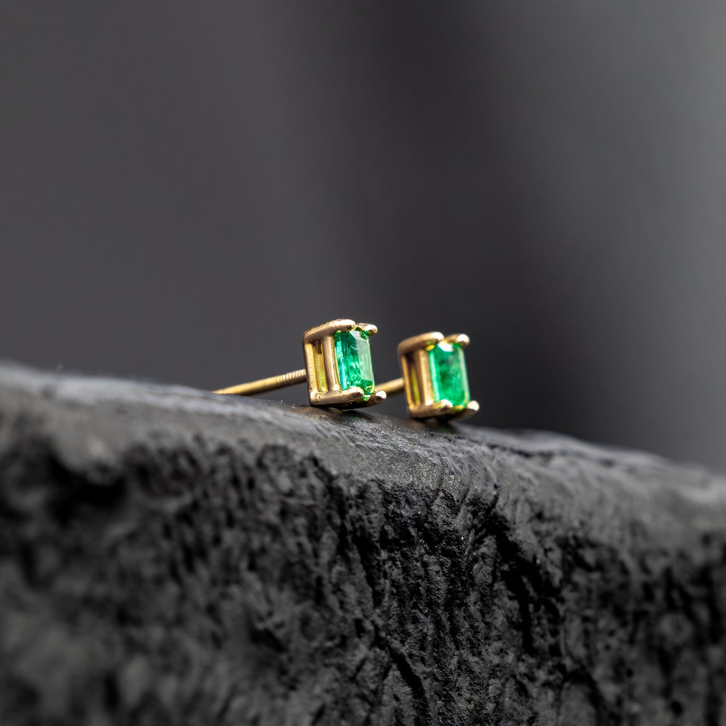Studs with 0.50ct Colombian Emeralds - 18kt Yellow Gold