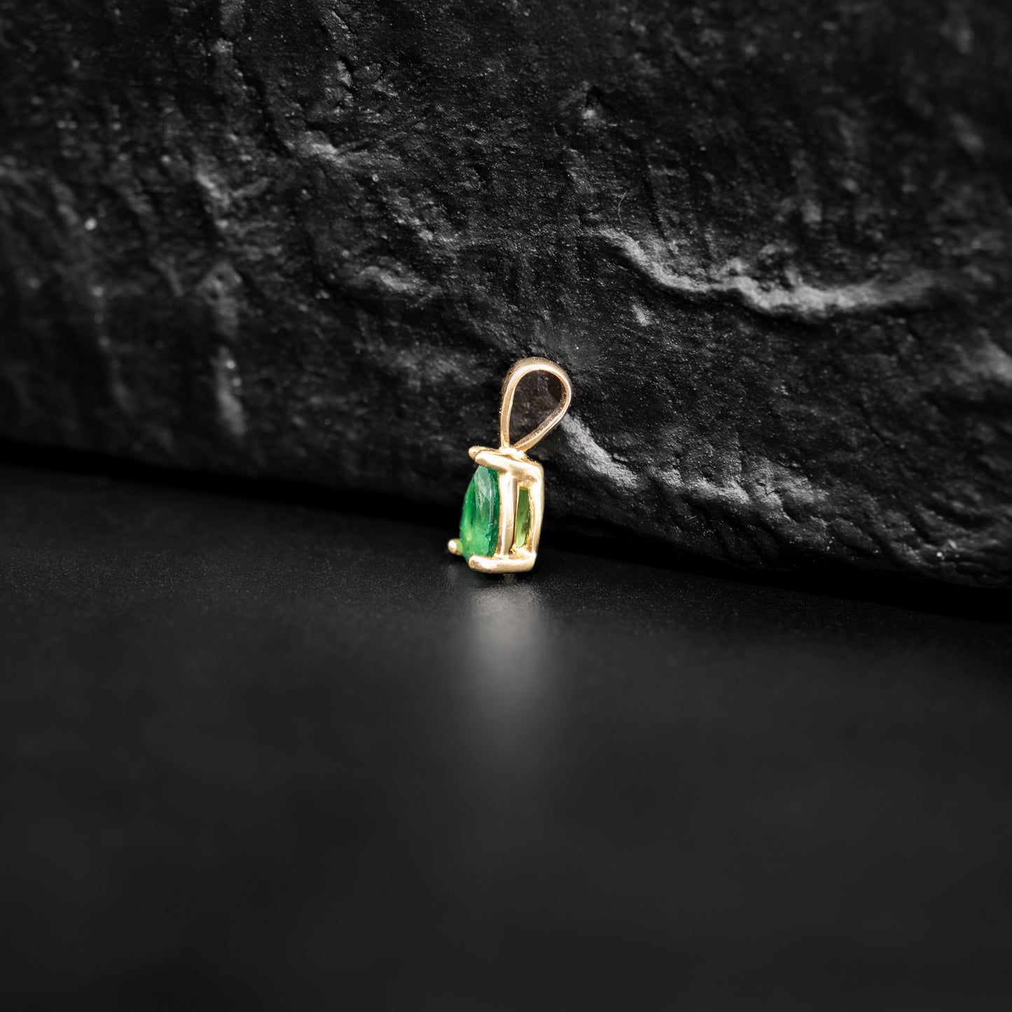 Pendant with 0.49ct Colombian Emerald - 18k Yellow Gold
