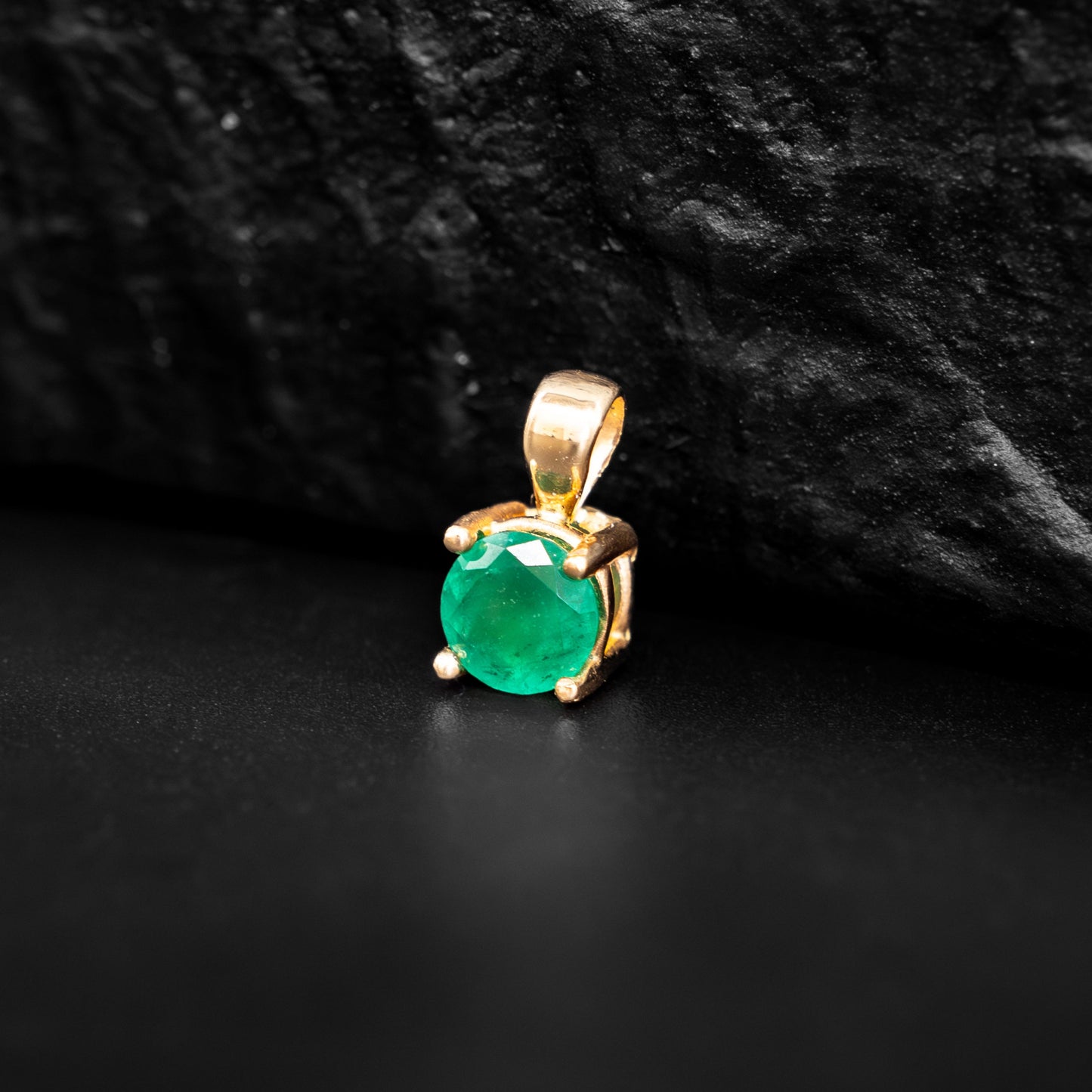 Pendant with 0.48ct Colombian Emerald - 18k Yellow Gold