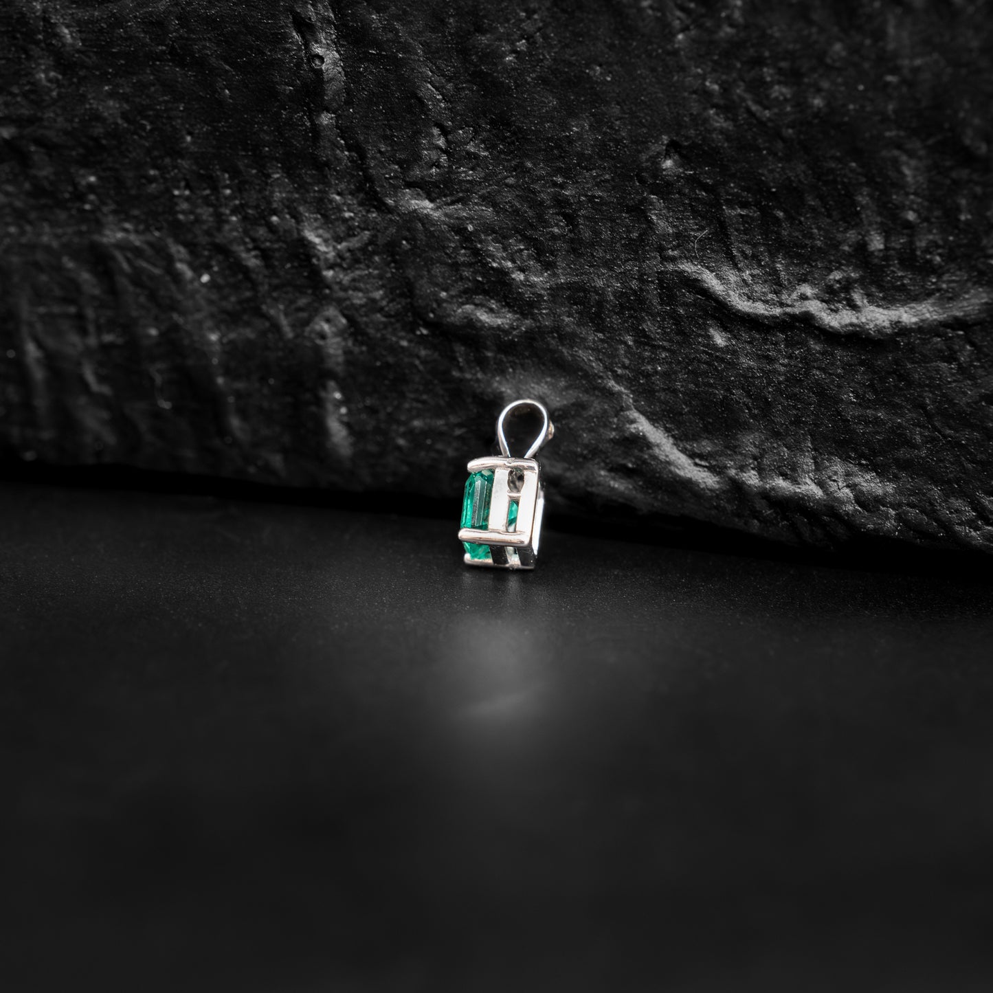 Pendant with 0.50ct Colombian Emerald - 18k White Gold