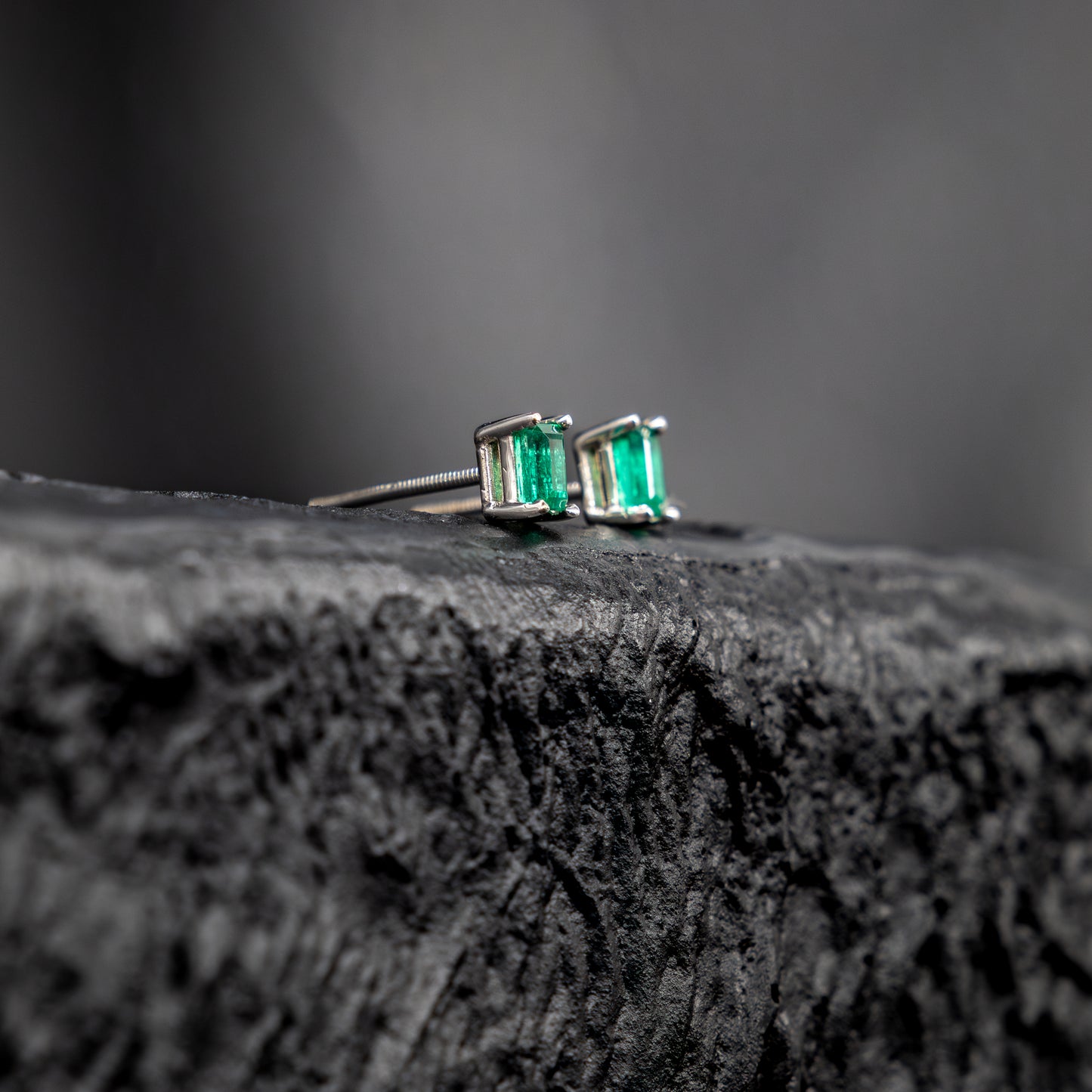 Studs with 0.50ct Colombian Emeralds - 18kt White Gold