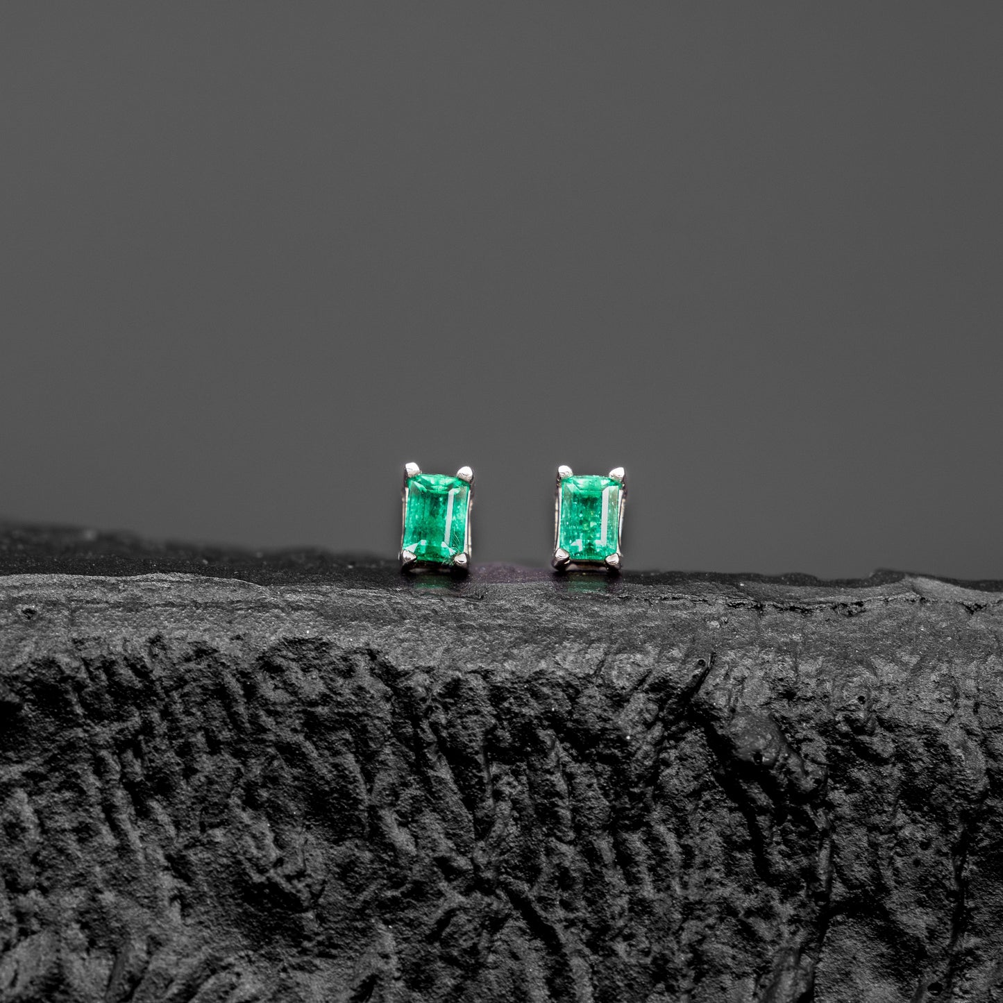 Studs with 0.50ct Colombian Emeralds - 18kt White Gold