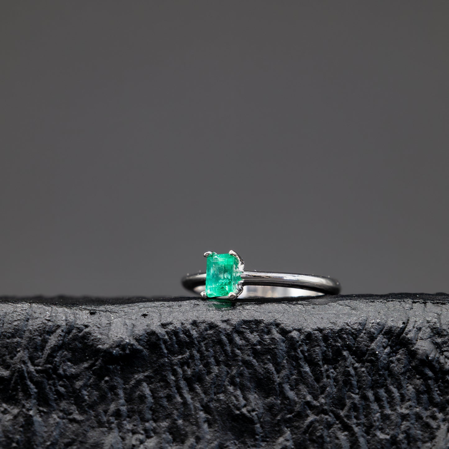 Ring with 0.56ct Colombian Emerald - 18k White Gold