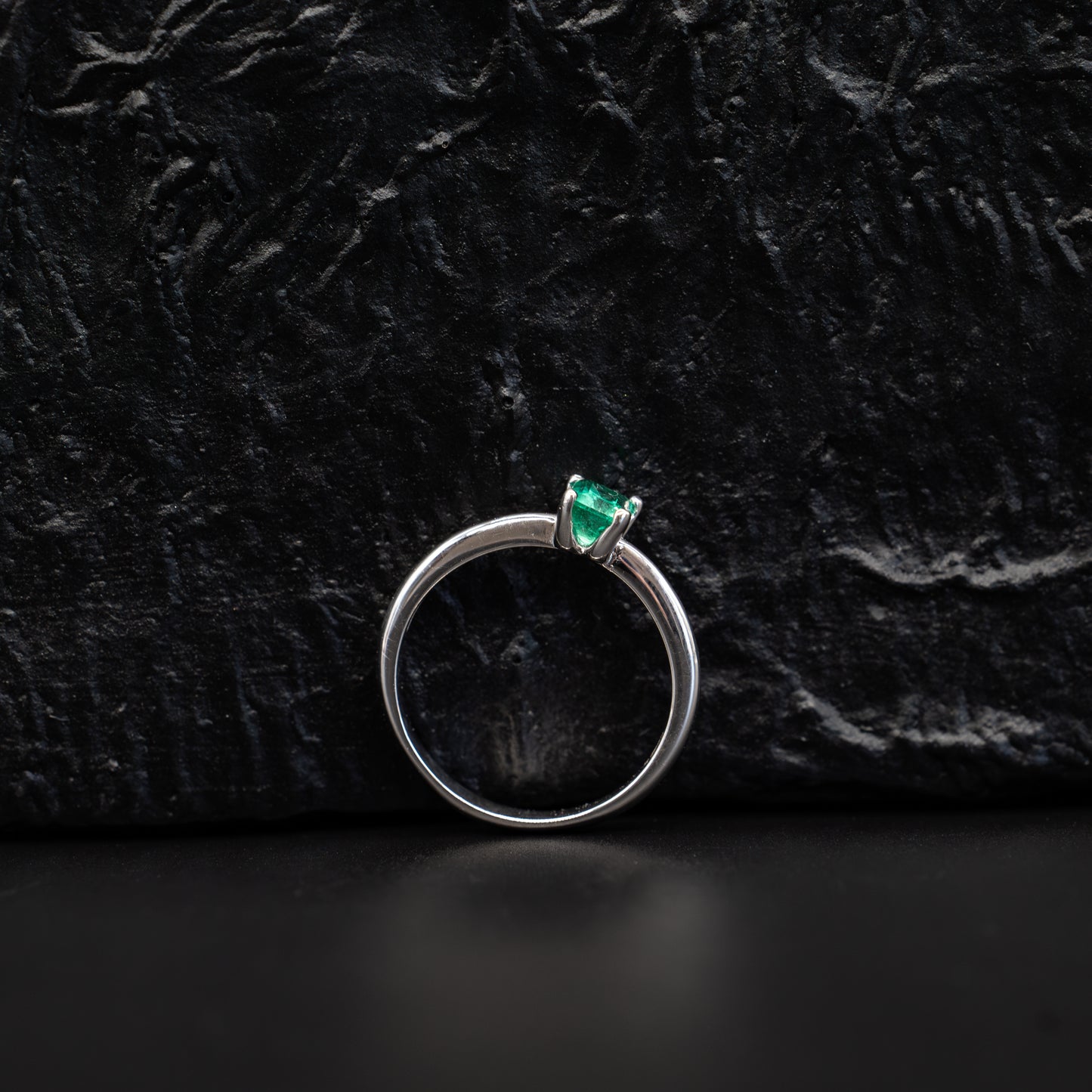 Ring with 0.56ct Colombian Emerald - 18k White Gold