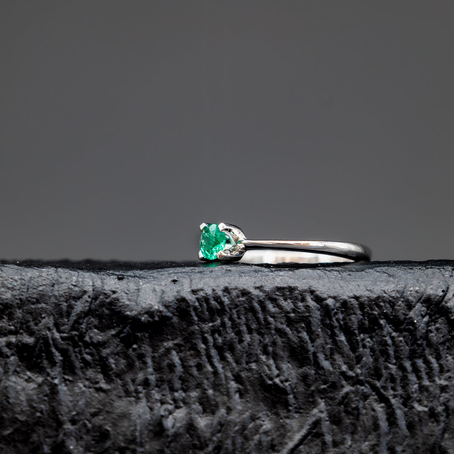 Ring with 0.35ct Colombian Emerald - 18k White Gold