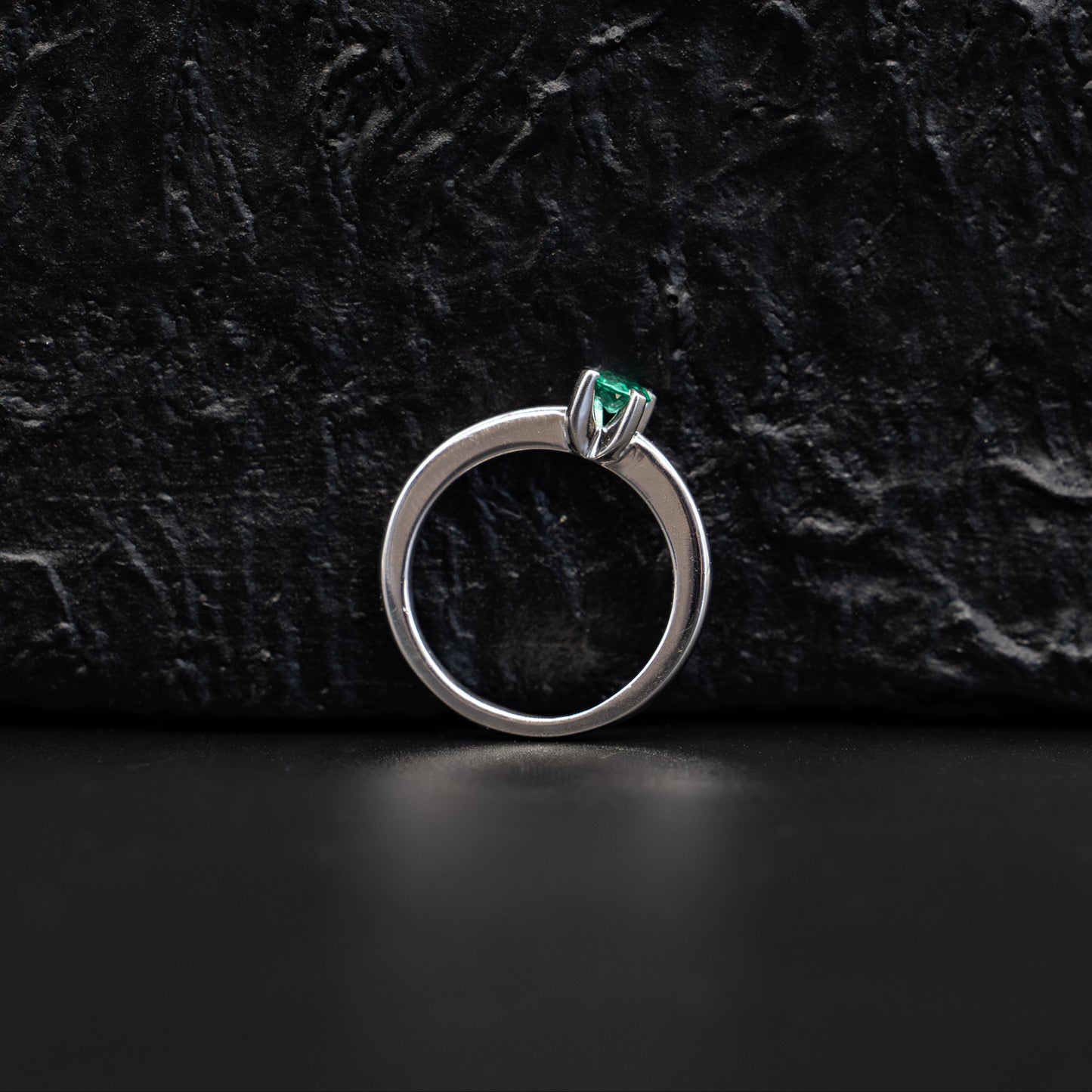 Ring with 0.35ct Colombian Emerald - 18k White Gold