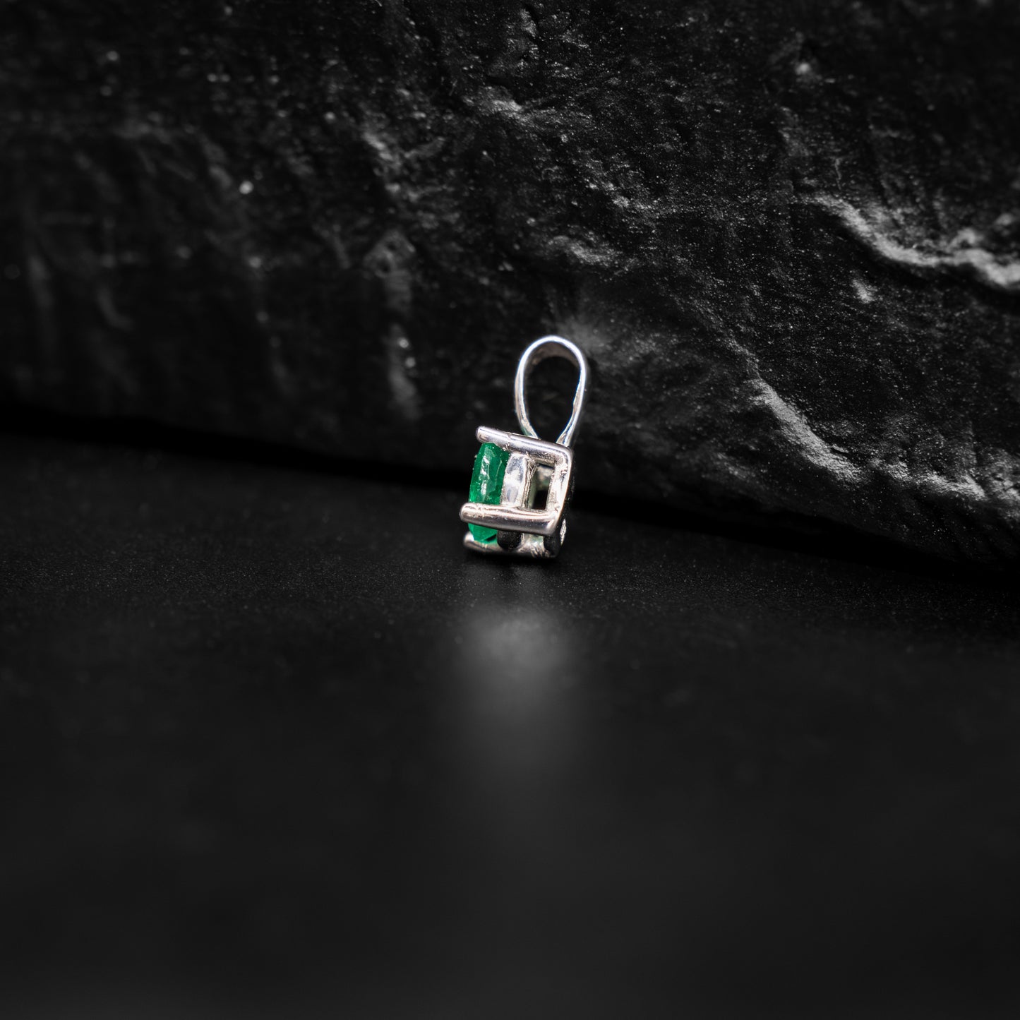 Pendant with 0.45ct Colombian Emerald - 18k White Gold