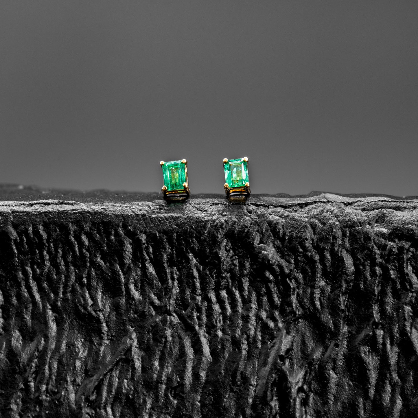 Studs with 0.40ct Colombian Emeralds - 18kt Yellow Gold