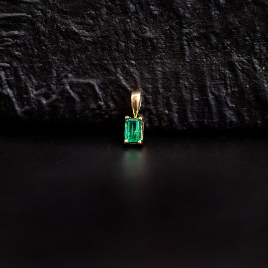 Pendant with 0.38ct Colombian Emerald - 18k Yellow Gold