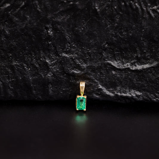 Pendant with 0.38ct Colombian Emerald - 18k Yellow Gold