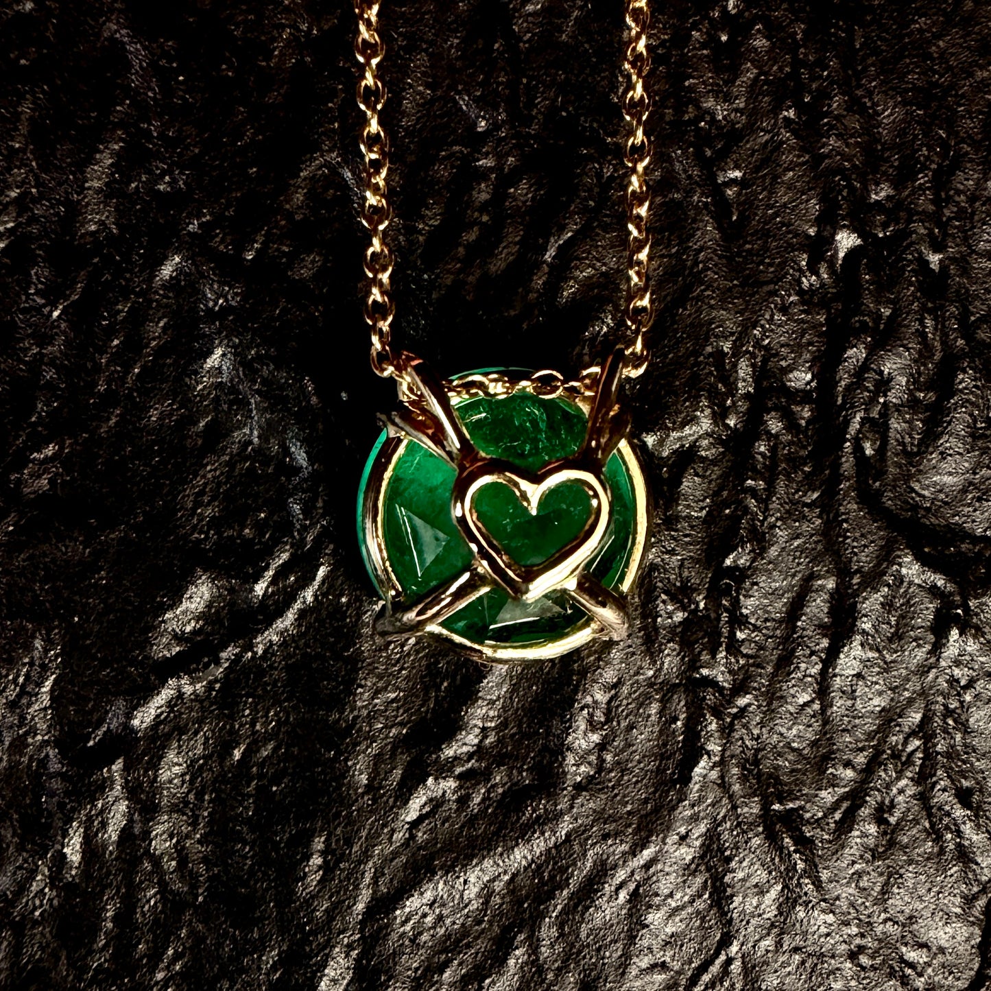 Pendant with 3.37ct Colombian emerald - 18k gold