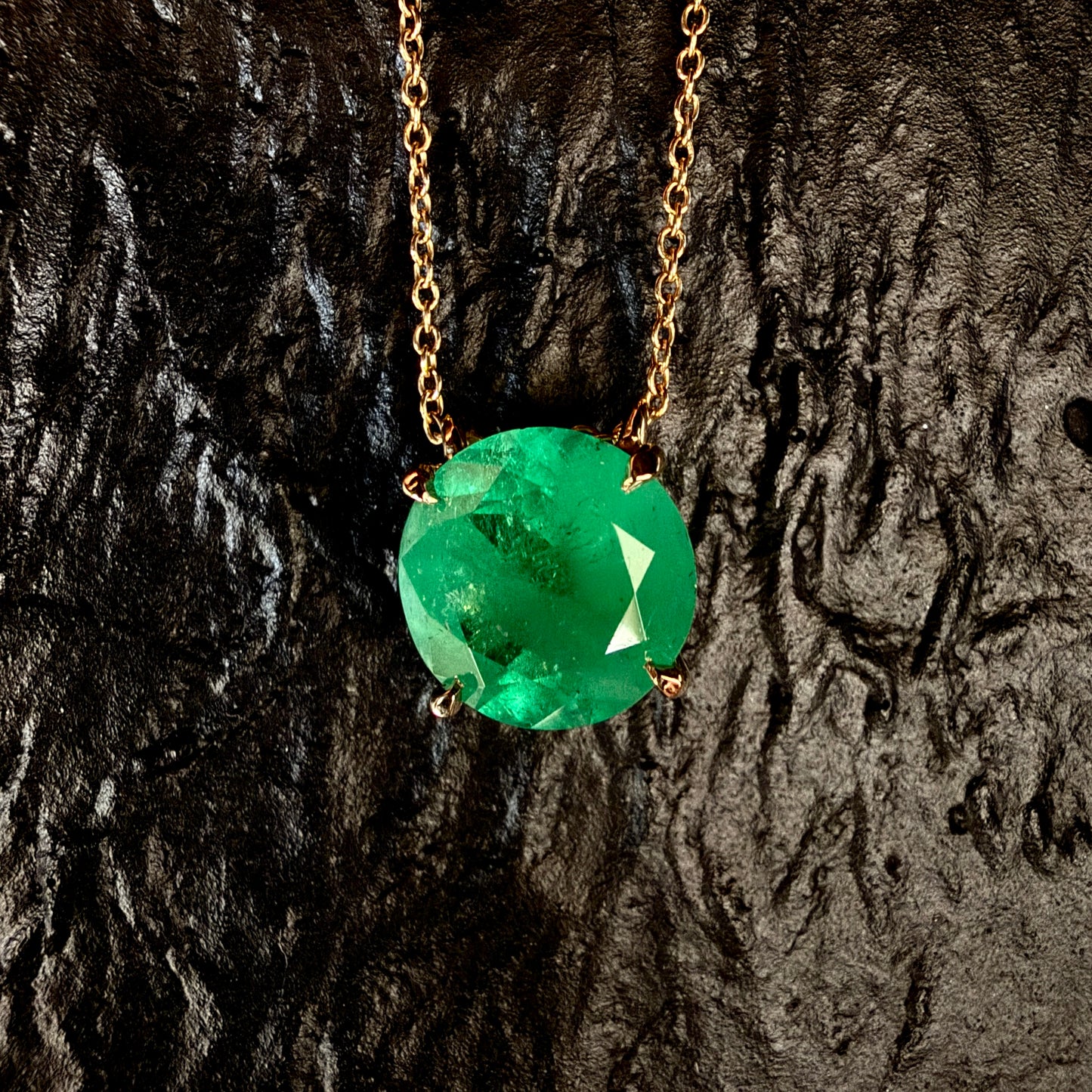 Pendant with 3.37ct Colombian emerald - 18k gold