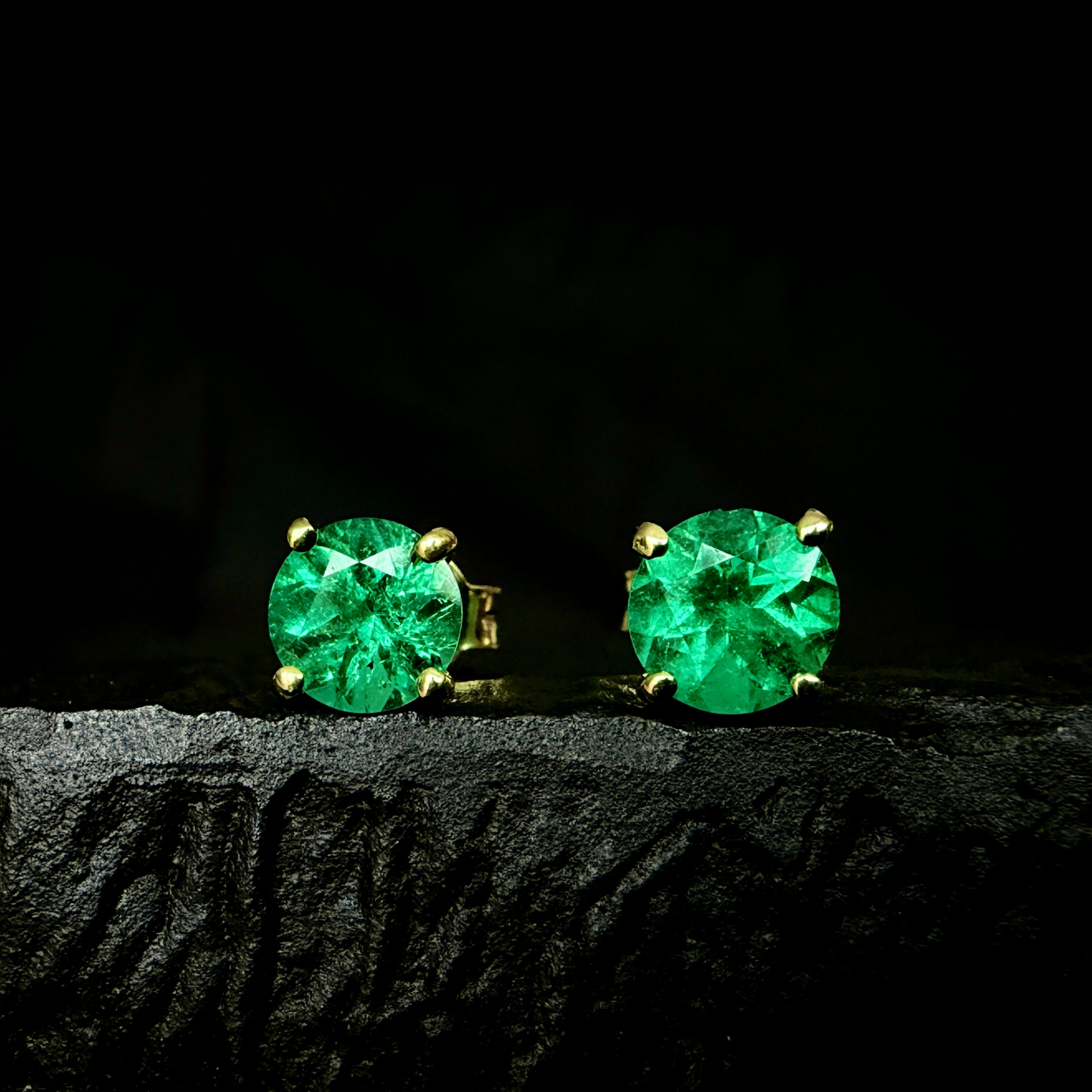 Studs with 1.31ct Colombian Emeralds - 18kt Yellow Gold