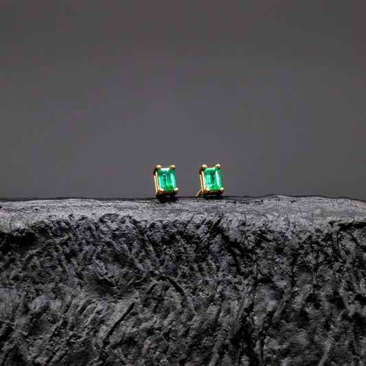 Studs with 0.50ct Colombian Emeralds - 18kt Yellow Gold