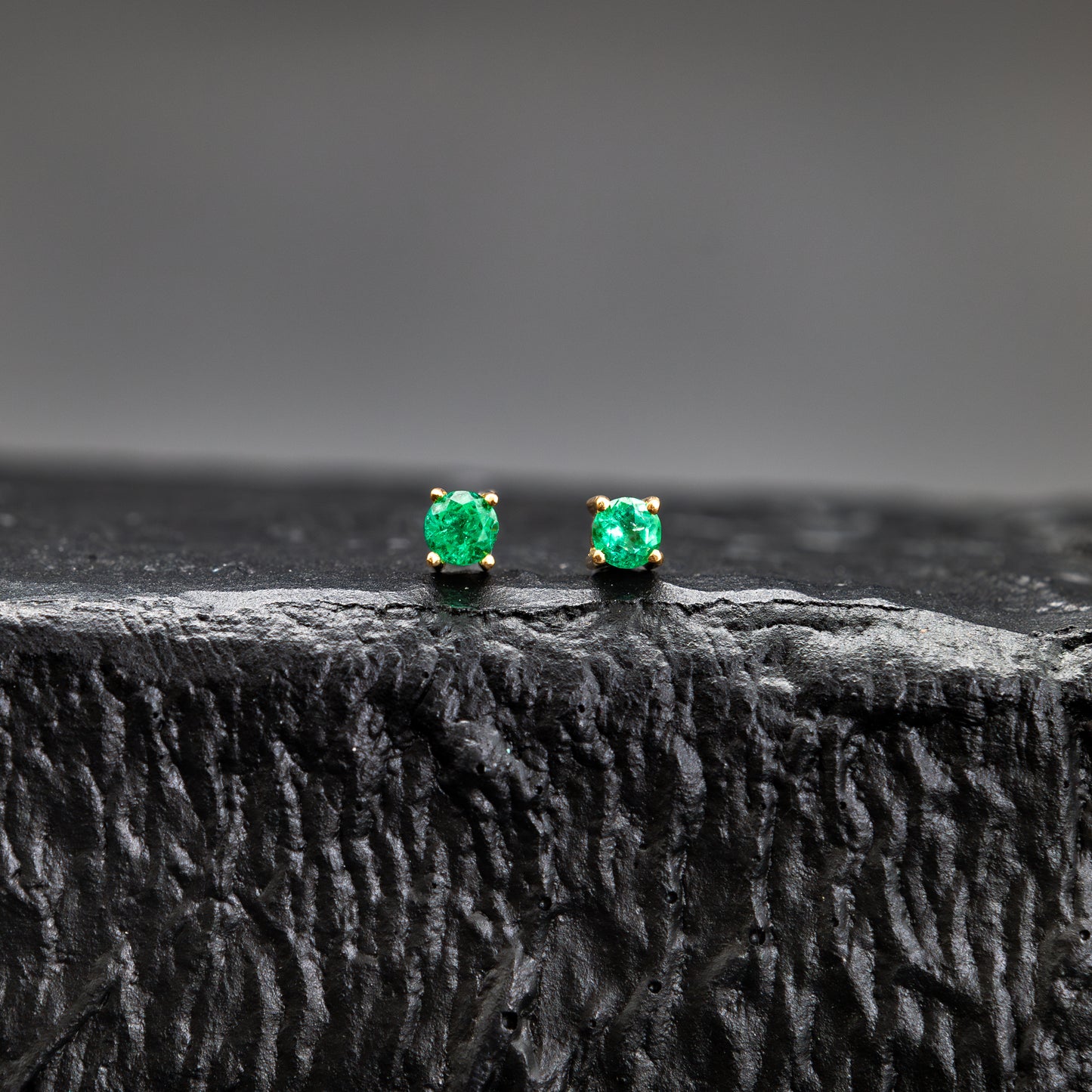 Studs with 0.40ct Colombian Emeralds - 18kt Yellow Gold