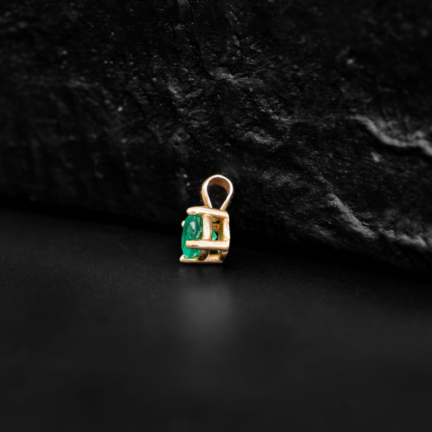 Pendant with 0.48ct Colombian Emerald - 18k Yellow Gold