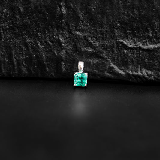 Pendant with 0.50ct Colombian Emerald - 18k White Gold