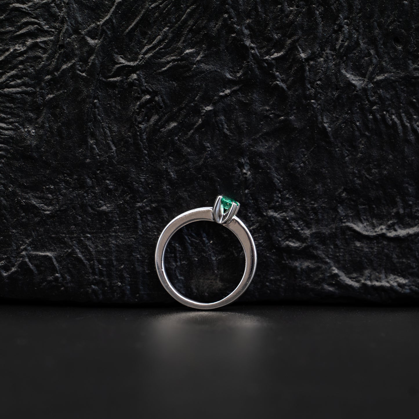 Ring with 0.35ct Colombian Emerald - 18k White Gold