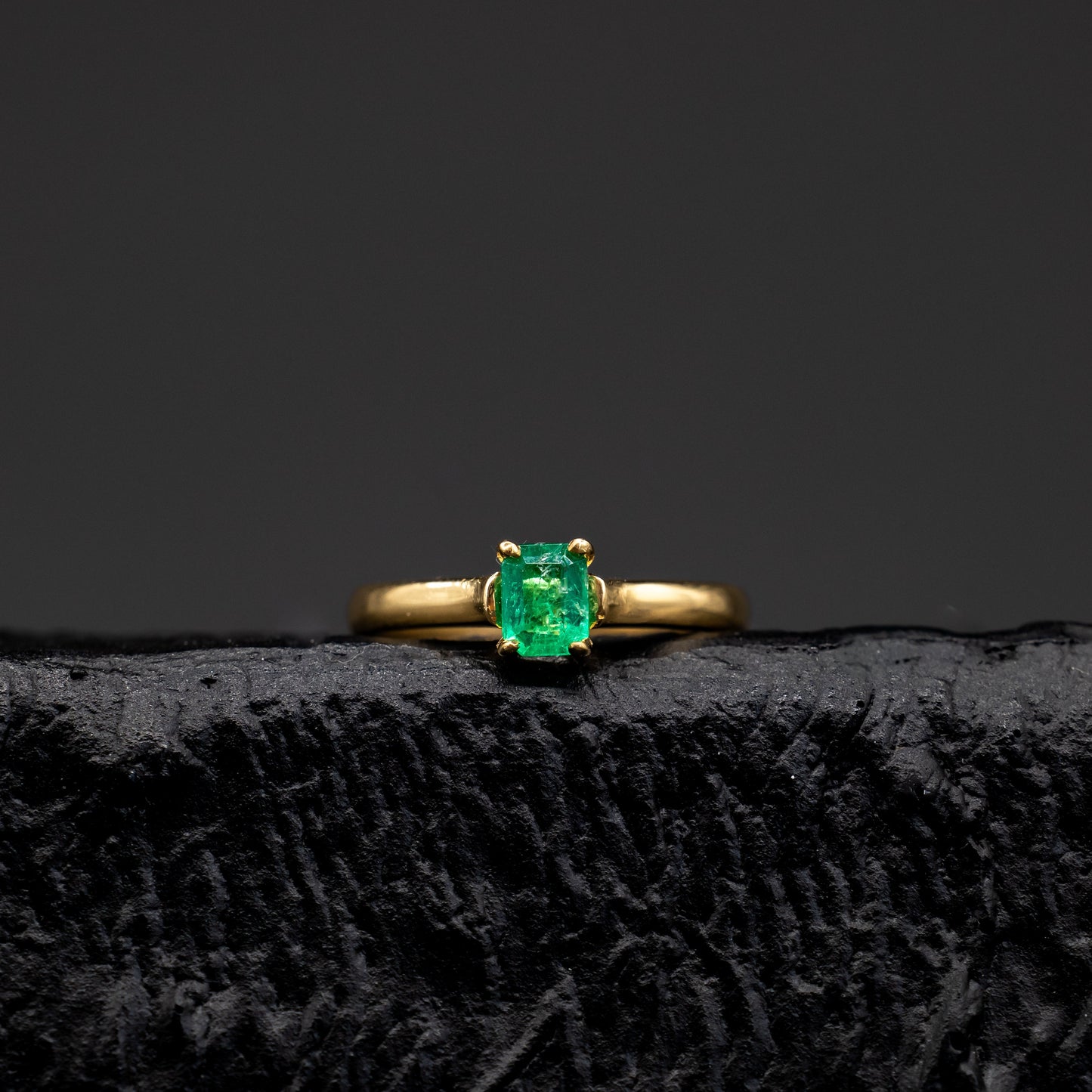 Ring with 0.50ct Colombian Emerald - 18k Yellow Gold