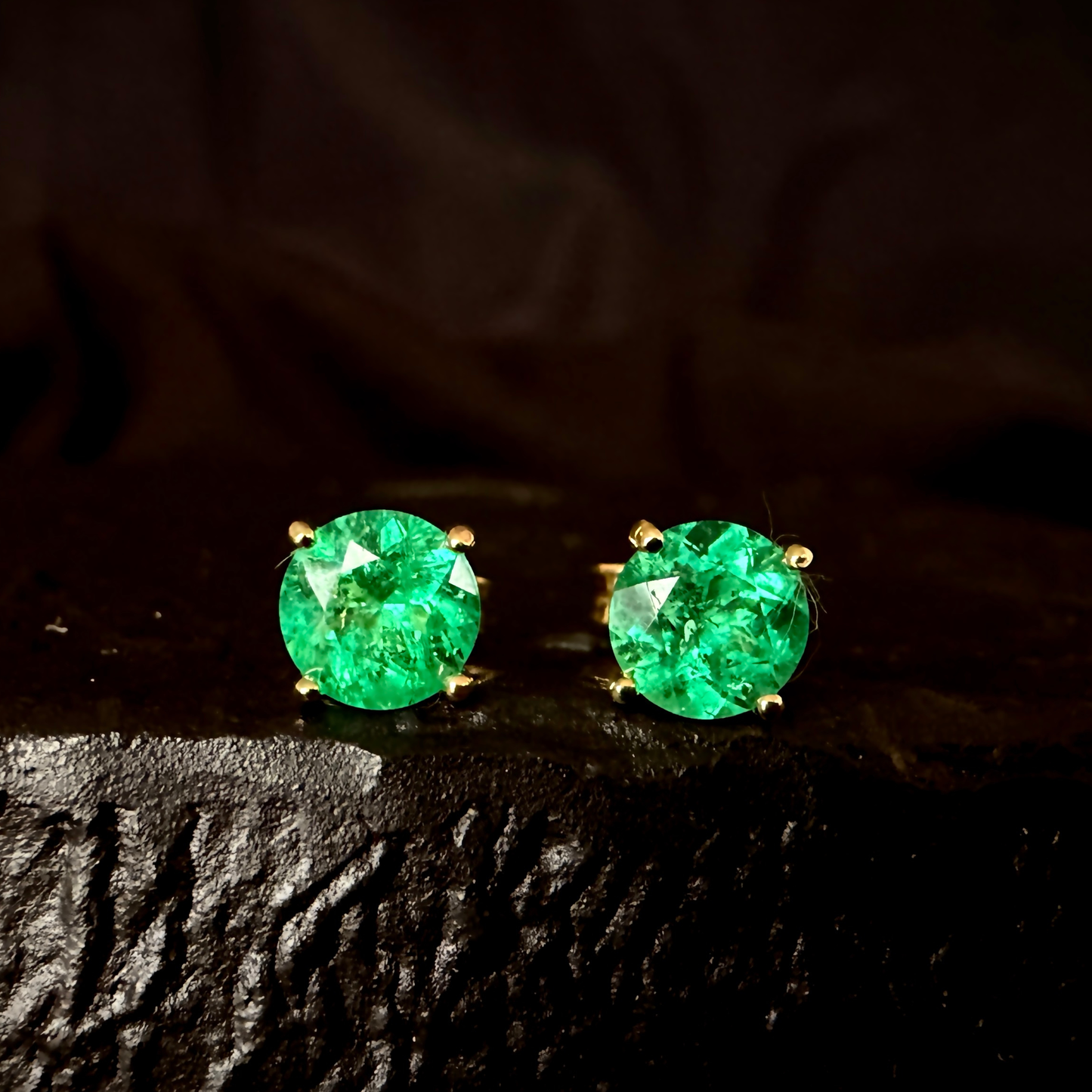 Studs with 1.55ct Colombian Emeralds - 18kt Yellow Gold
