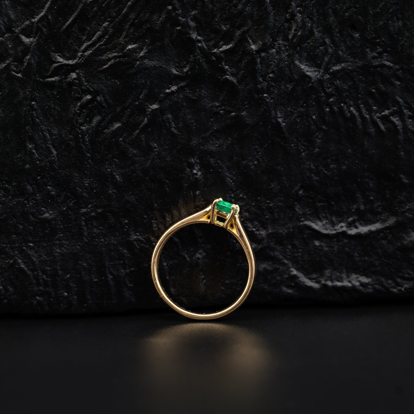 Ring with 0.50ct Colombian Emerald - 18k Yellow Gold